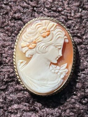 Classic Carved Shell Cameo Brooch - Cream and Peach